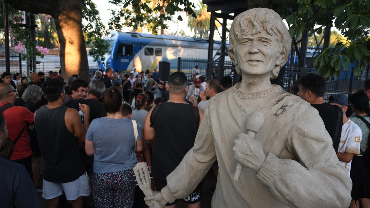 (((video))) Como homenaje, inauguraron una escultura de Sokol en su Hurlingham natal